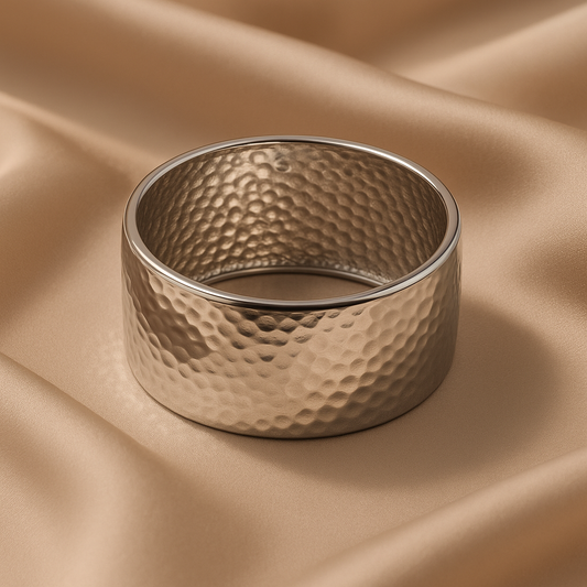 AUREA • Pulseira Rígida Martelada em Aço Prateado