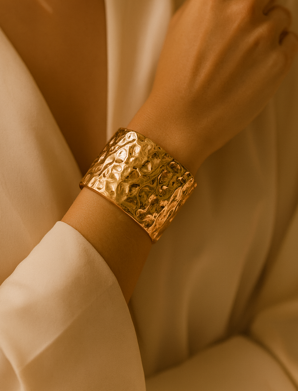 IMPÉRIA · Pulseira Rígida Dourada em Aço Inoxidável