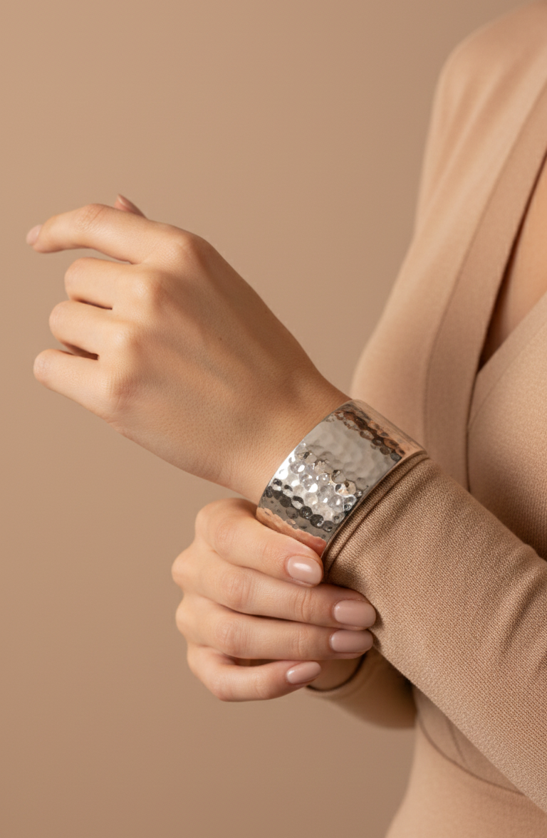 AUREA • Pulseira Rígida Martelada em Aço Prateado